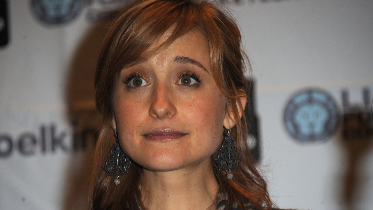 1280px x 720px - Smallville' Actress Allison Mack Arrested For Her Role In Alleged Sex Cult